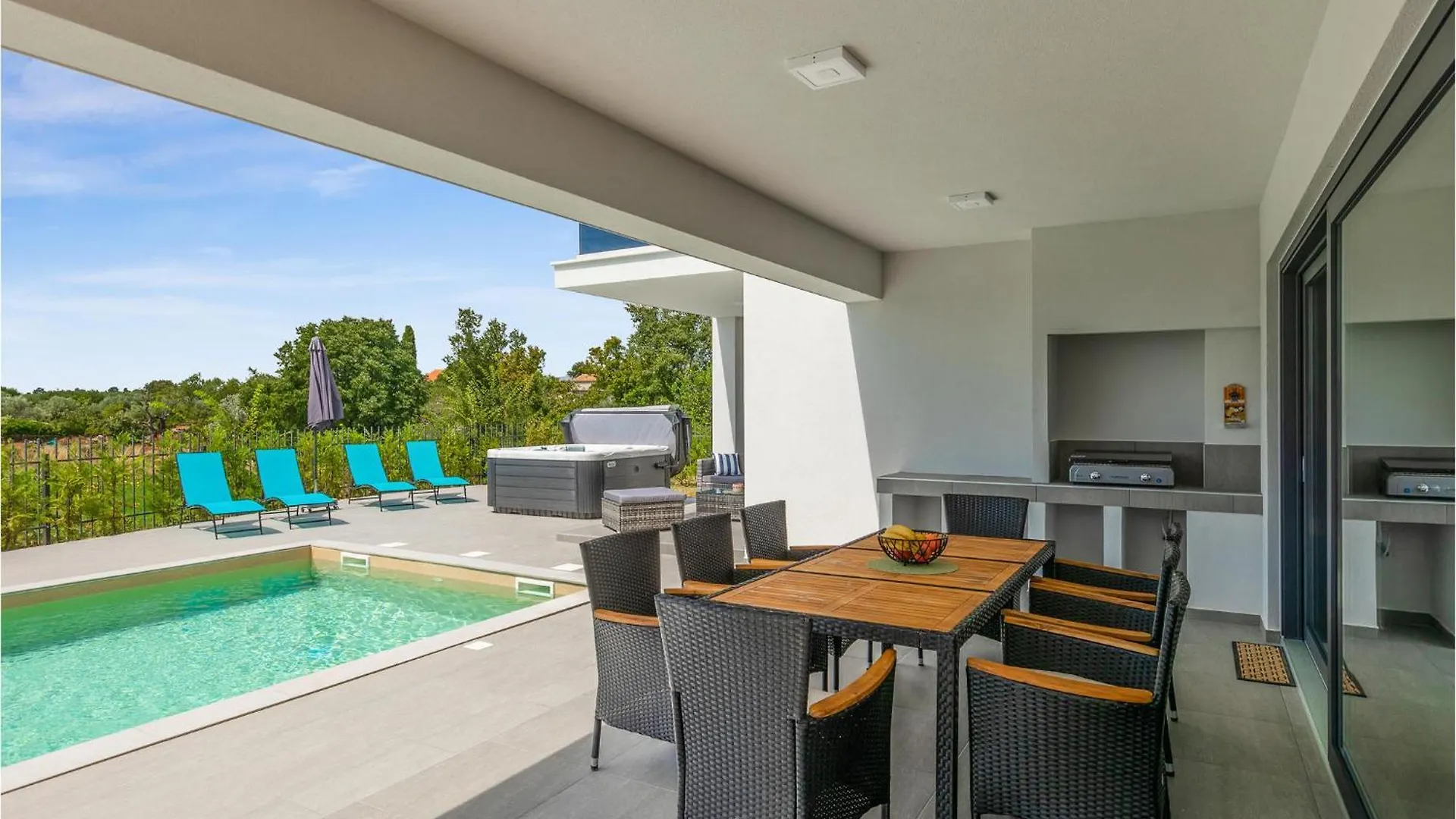 Gorgeous Home In Galizana With Jacuzzi Holiday home
